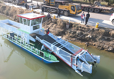 Barca per la pulizia acquatica