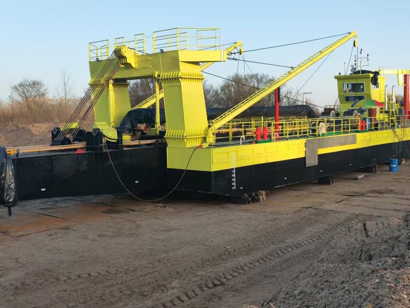 Draga aspirante con pompa sommergibile e tagliasabbia per profondità di dragaggio più elevate