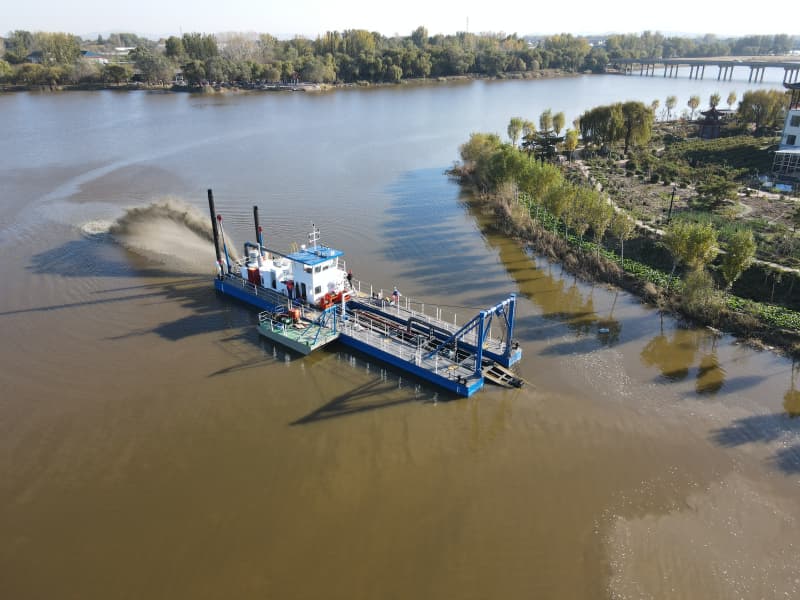 Draga aspirante con pompa sommergibile e tagliasabbia per profondità di dragaggio più elevate