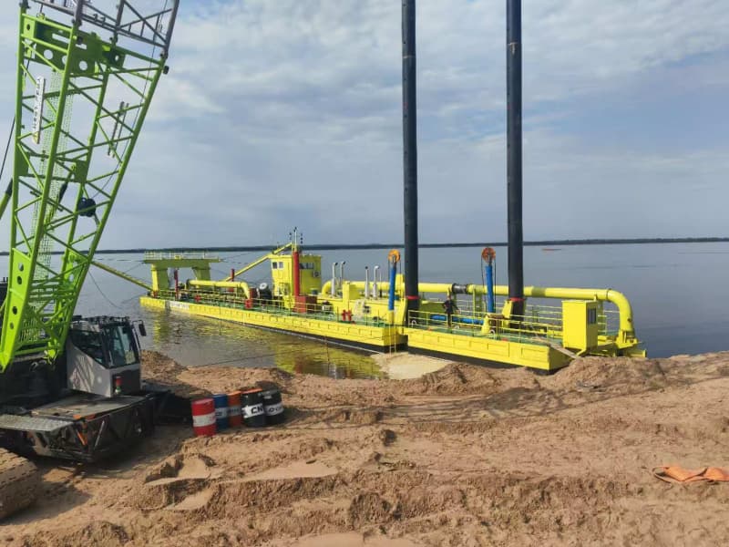 Draga aspirante con pompa sommergibile e tagliasabbia per profondità di dragaggio più elevate